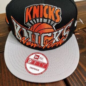 New Era Knicks Hat Mens Medium / Large. Black Snapback Hat. NBA New York Team